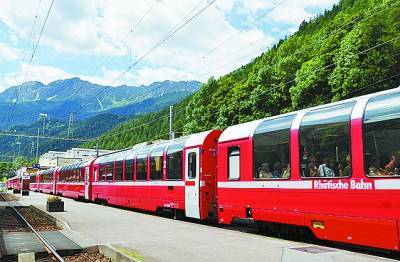 追着火车看风景 赏尽瑞士阿尔卑斯山美景_新浪