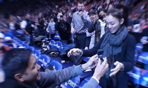陈建州在新泽西NBA球赛中场向范玮琪求婚_新