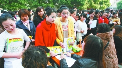 江城幼儿园招聘要求:想当幼师先学喂饭换尿布