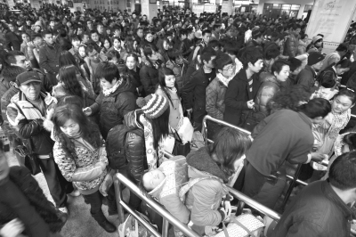 昨日,武昌宏基长途汽车客运站,旅客排起了长队