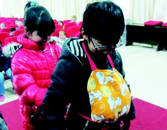 宜昌金东方小学让学生捆绑沙包体验怀孕引争议
