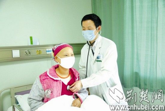 江城女孩患白血病 姐姐每天吃6顿饭增肥欲捐髓