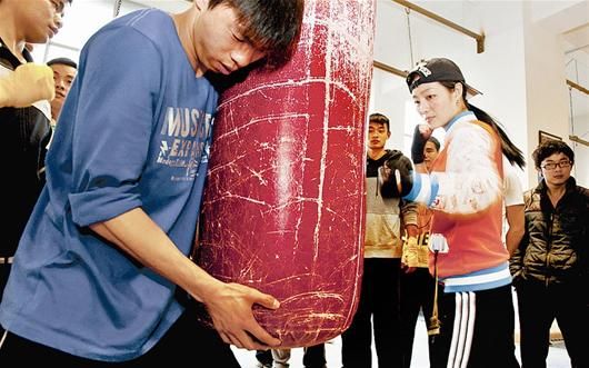 武汉美女拳击教师曾为全国冠军 每秒能出4拳(