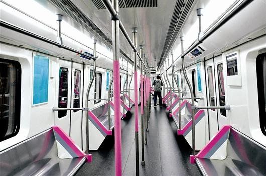 武汉地铁二号线首列列车下线 9月将试跑(组图