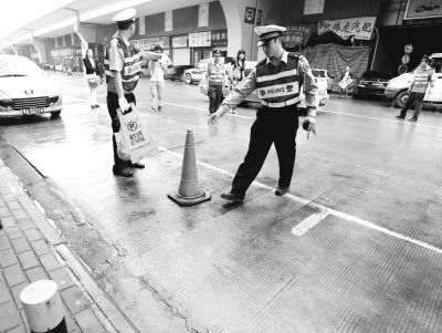 武汉市硚口交警整治车位霸非法占用可电话举报