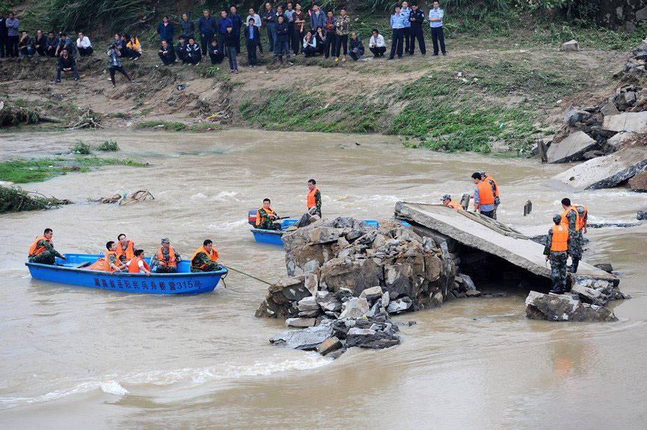 湖南平江县一桥垮塌多人失踪