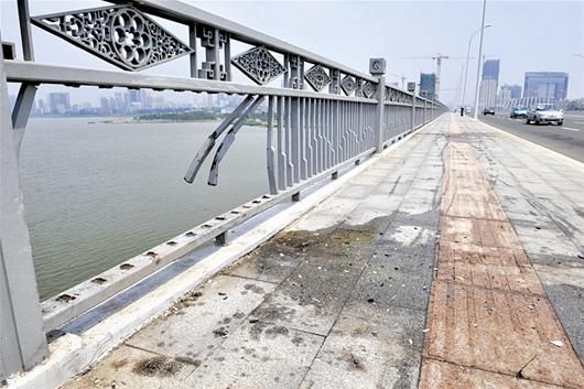 武汉小轿车失控冲上台阶撞坏沙湖大桥护栏(图