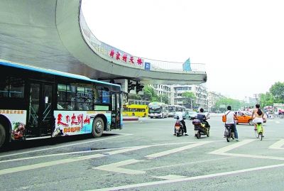 汉阳钟家村天桥服役21年为修地铁站被拆(图)_