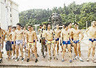 华中科技大学男生“裸奔”告别大学生涯