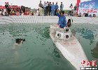 武汉农民自发研制潜艇下水