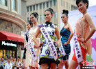 国际旅游小姐武汉街头上演时装秀