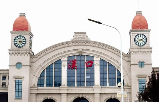图文:汉口火车站两口大钟时间显示不一致
