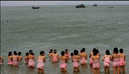 偷拍下的神秘朝鲜 女大学生海边戏水
