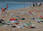 三亚游客海滩赏月后留50吨垃圾