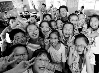 国庆黄金周小学生扎堆配眼镜武汉两成小学生近