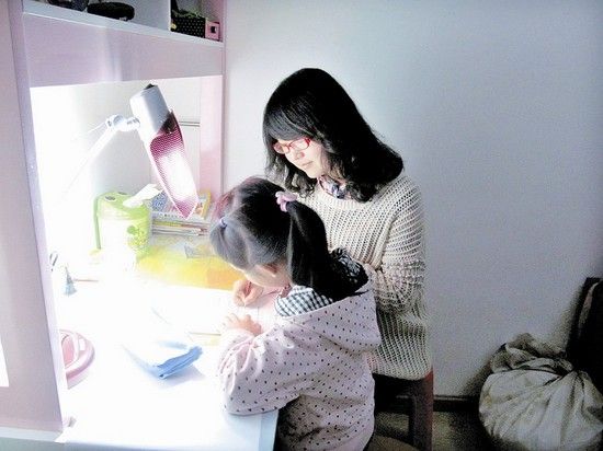 武汉小学老师争当代理妈妈 4年认领200名学生