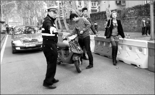 武汉5%大学生有摩托车 部分学生无驾证家人送