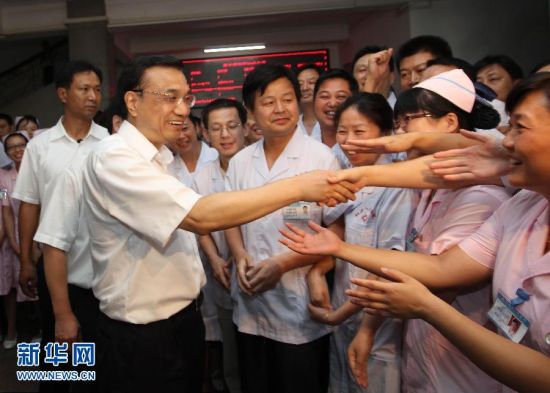 7月14日,李克强来到红安县人民医院,与医务人
