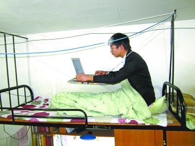 江城大三宅男懒出创意9根风筝线自制悬浮电脑桌