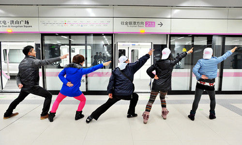 江城市民体验武汉地铁2号线 上演地铁style