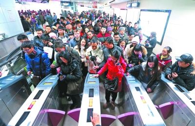 地铁沿线商场客流量猛增 汉口火车站现的哥拉