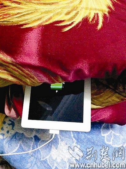 传武汉气温太低iPad无法充电 需热水袋捂热机