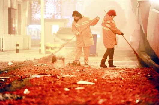 春节武汉环卫工共清理鞭渣2800吨 较去年少三