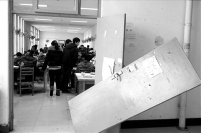 西安邮电大学图书馆开馆首日 学生跳窗砸门抢
