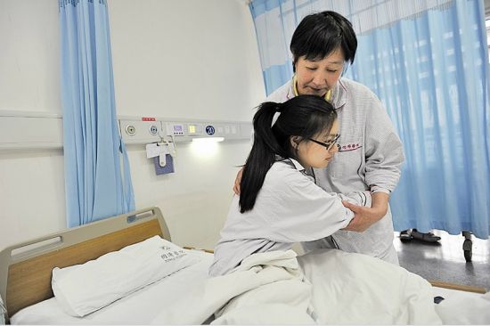 17岁襄阳尿毒症女孩成功接受母亲肾移植手术