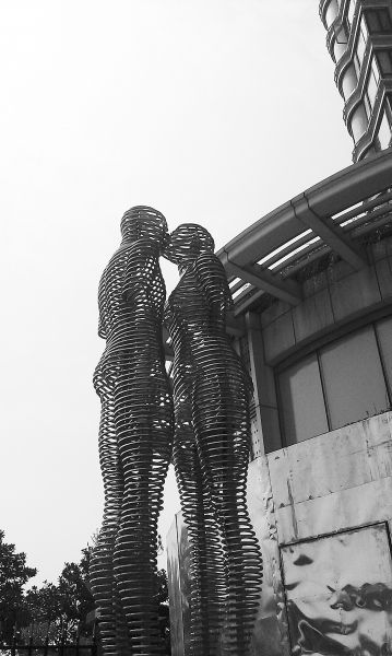 会动的钢铁男女雕塑相吻武汉街头(图)