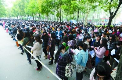 武汉2.5万人赶考事业单位 将增应届生招考比例