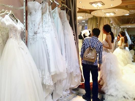 江城新人流行买婚纱 二手婚纱价格最低仅百元