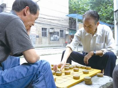 黄石84岁老人摆摊下象棋几十年 接待4万名棋友