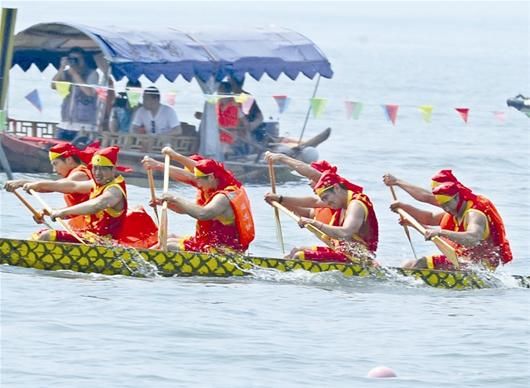 武汉东湖端午43轮龙舟赛吸引近10万游客(图)