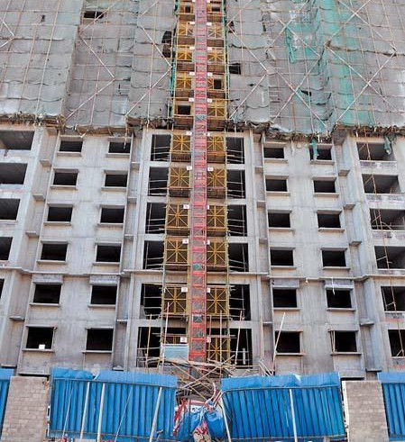 新疆一施工电梯从十楼坠落 4人遇难1人重伤(图