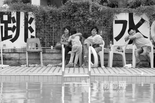 青年男子泳池溺亡 救生员被指成摆设(图)