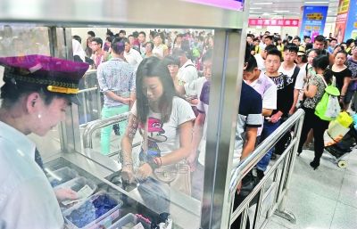 武汉光谷地铁站客流达13万人次 自动服务机累