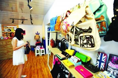  在广八路上的“sweet hut”时尚包包店里，周边高校大学生正在选购喜欢的各种皮包。