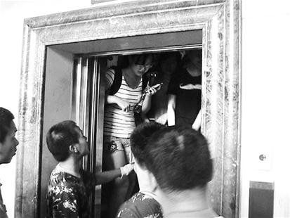 武汉一高校教学楼6部电梯停摆 30名学生被困(