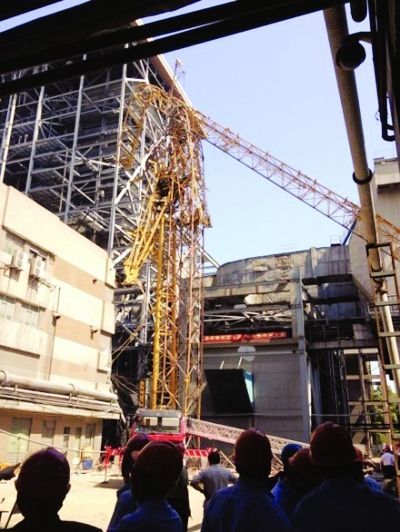 湖北汉川电厂50米高塔吊倒塌致4死2伤(图)
