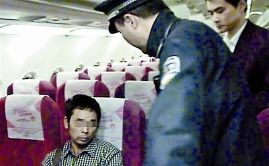 男子称丢手机要求遍搜同机乘客 撕坏警察衣服