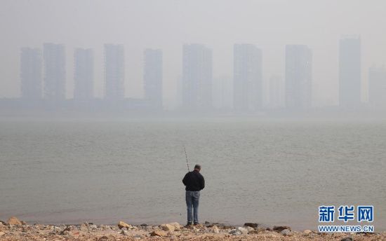 各大城市遭遇雾霾袭击 空气质量达到重度污染