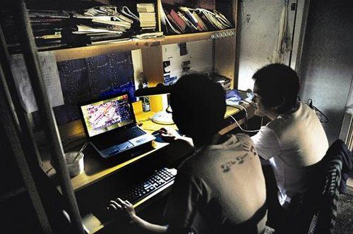 大学生常熬夜玩电脑易加入有痔之士行列