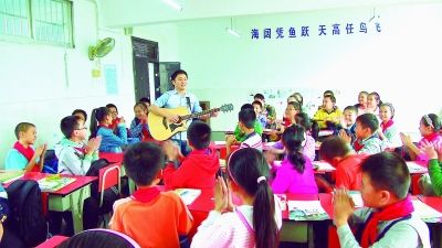 江城小学男教师民歌教出摇滚味 对着学生唱情