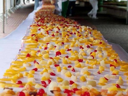 世界最大蛋糕长500米重14.5吨 用了6万只鸡蛋