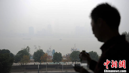 小雪时节武汉遭严重雾霾侵袭 空气污染指数达