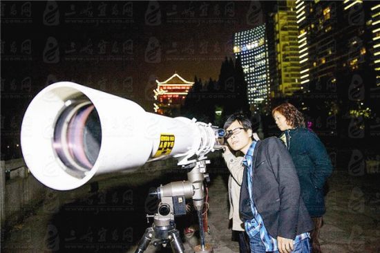宜昌3小伙自制天文望远镜 长1.8米重达13公斤