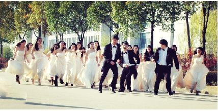 武汉高校3名男生与26名女生拍婚纱毕业照(图)