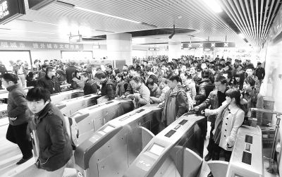 武汉平安夜百万人挤地铁 商场10分钟进账百万