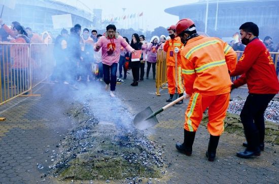 中国走火第一人武汉表演踩火 赤脚踩600℃碳渣